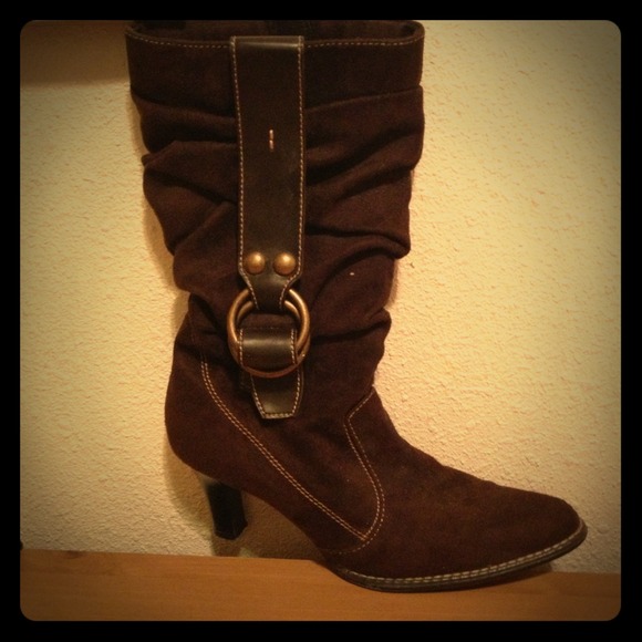 Brown pointed toe suede boots
