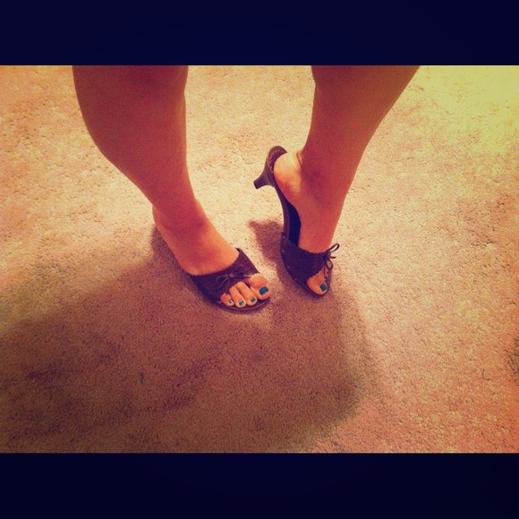 Brown, wooden-leather x-appeal 1 in. heels Size 9!