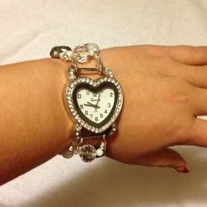 Adorable heart beaded watch.💄