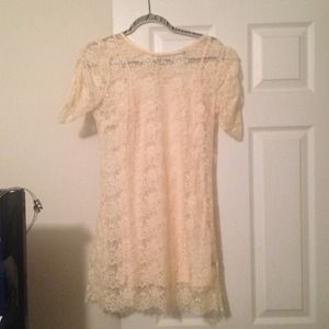 Cream lace dress. Forever 21. Medium