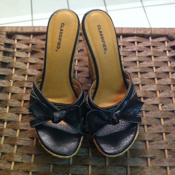 Wedged shoes