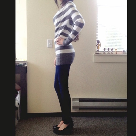 💙SOLD💙Guess sweatshirt - Picture 2 of 4