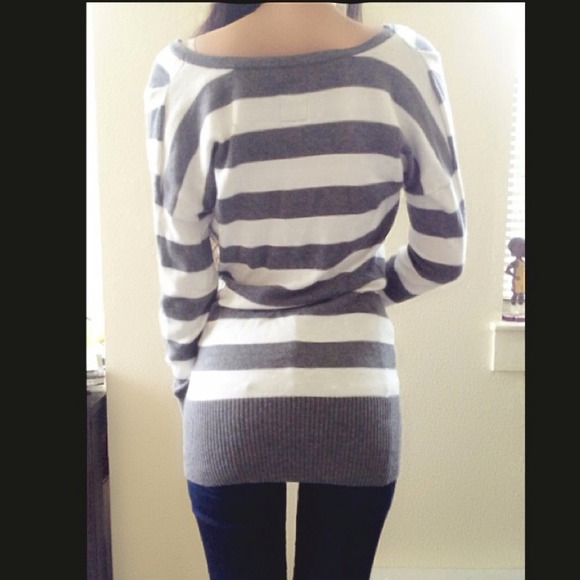 💙SOLD💙Guess sweatshirt - Picture 4 of 4