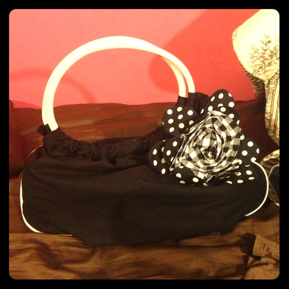 Black & white adorable flower tote!