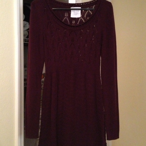 Burgundy PAC sun sweater.