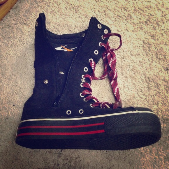 Recca Zip/tie up Converse type boots. Size 8.
