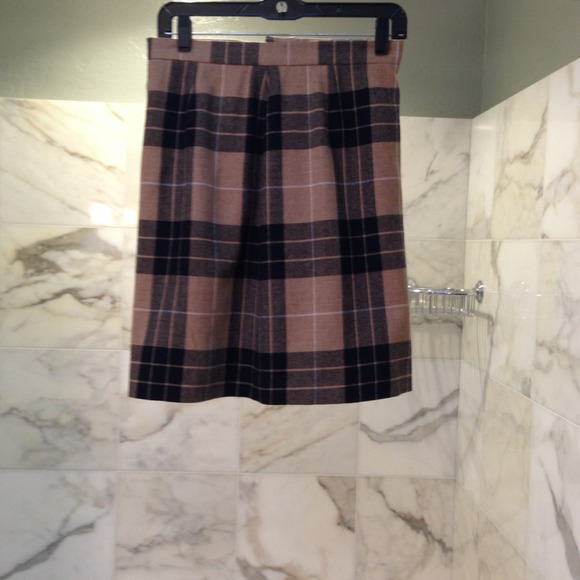 Doncaster size 4 70% wool/30% nylon miniskirt.