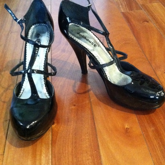 SOLD Strappy black heel