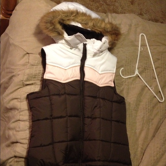 Brown quilted puff vest.🎀