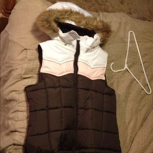 Brown quilted puff vest.🎀