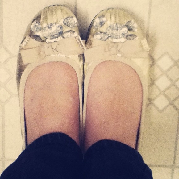 ⭐💎Very cute gold flats with pretty gems💎⭐