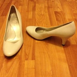 Simple yet elegant off white/beige heels