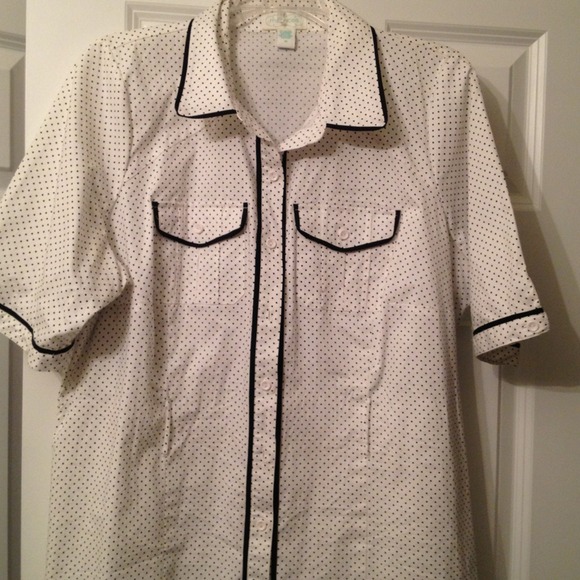 🚫Sold🚫Black and white polka dot dressy shirt