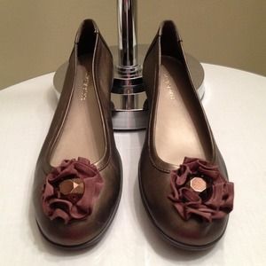 Brand New !! Easy Spirit flats Size 6