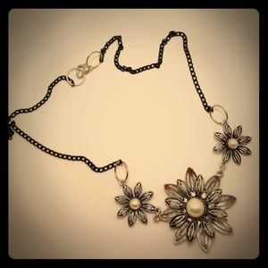 Beautiful silver flower necklace