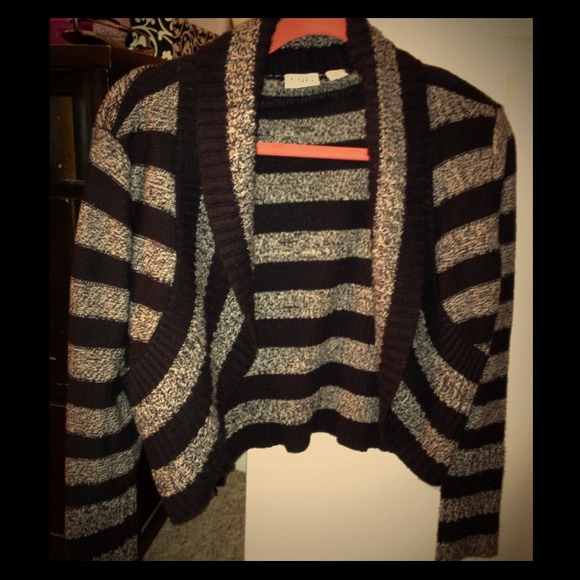 ⛔⛔SOLD in bundle⛔⛔Black & Gray Cropped Cover up
