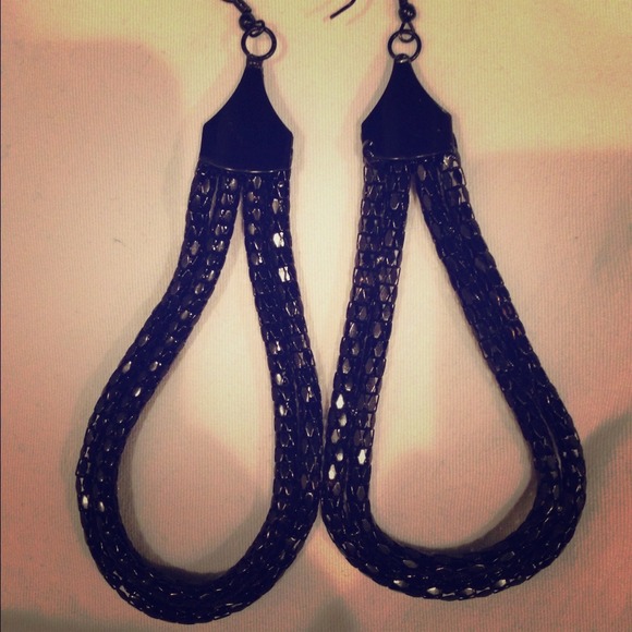 Cute Black Earrings - Picture 1 of 3