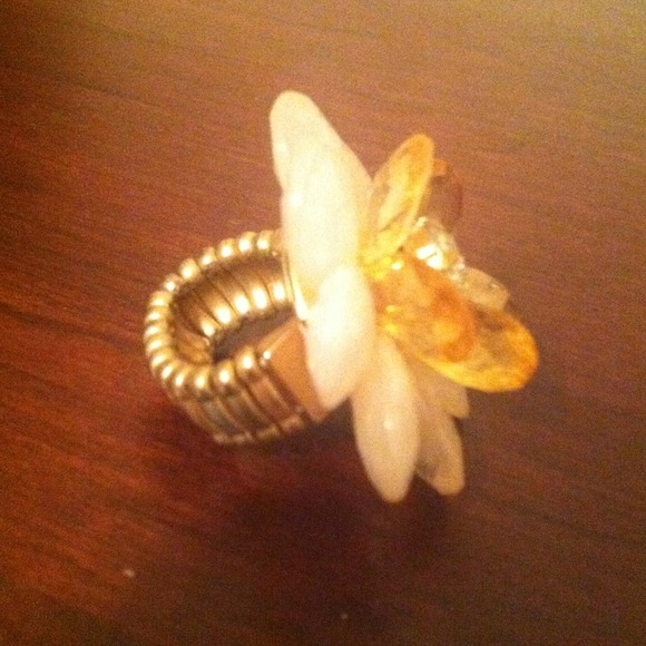 Beautiful flower ring! - Picture 2 of 3