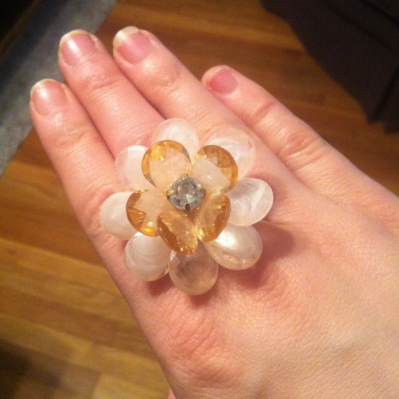 Beautiful flower ring! - Picture 3 of 3