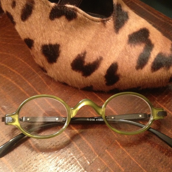 Beautiful Lime Green reader!