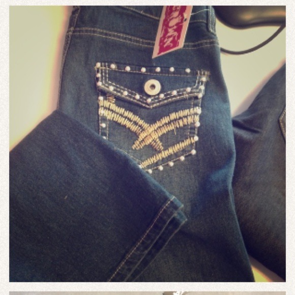 Really cute jeans! Stretchy size 22plus