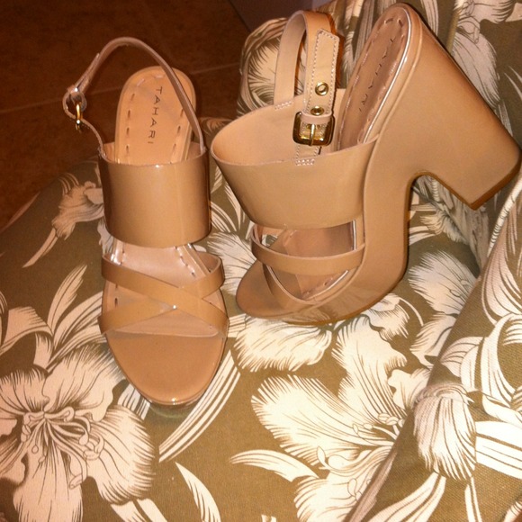 Size 8.5 they're beautiful shoes never worn.
