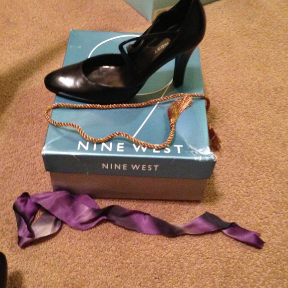 🍸Just Reduced🍸EXTREMELY UNIQUE Nine West Heel. - Picture 2 of 4