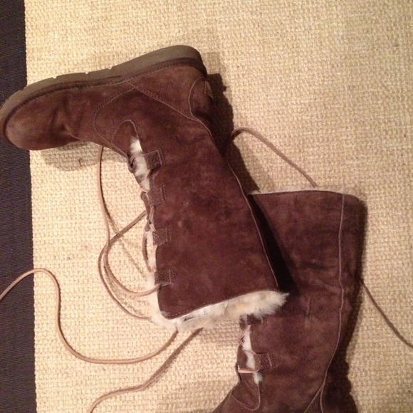 🌼SOLD! Chestnut Brown lace up Uggs w fur - Picture 2 of 4