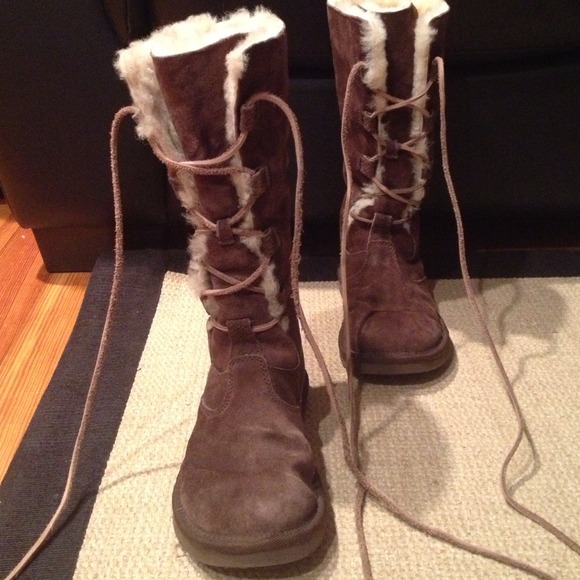 🌼SOLD! Chestnut Brown lace up Uggs w fur - Picture 3 of 4