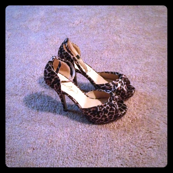 Silky leopard print heels