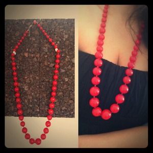 Beautiful and sexy red pearls necklace. 💃