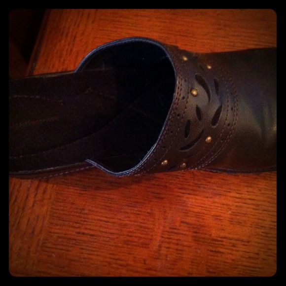 New croft and barrel brown clogs.