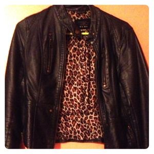 ⬇REDUCED⬇Chic leather jacket with leopard lining
