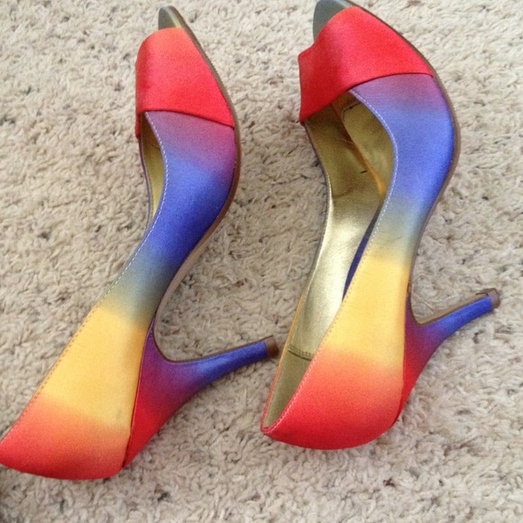 multi colored high heeled shoes. - Picture 3 of 4