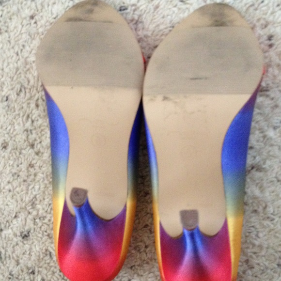 multi colored high heeled shoes. - Picture 4 of 4