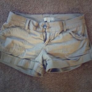 Beige/khaki colored shorts