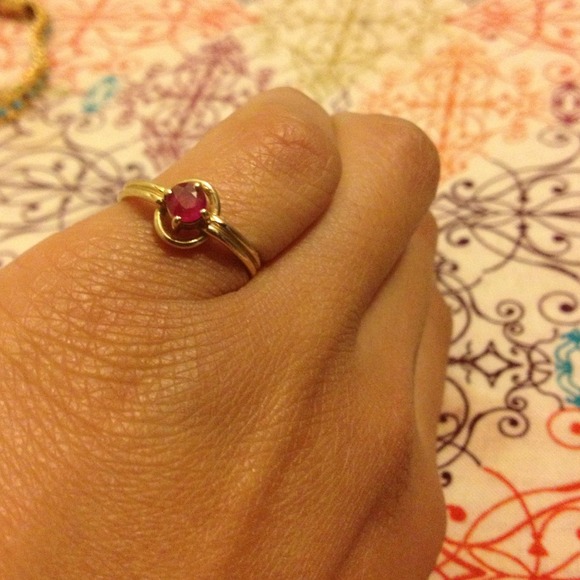 🎀14k red ruby ring⬇read