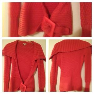 Cache buckle sweater