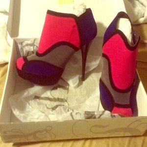 GREAT! BRAND NEW pair of SHI heels!