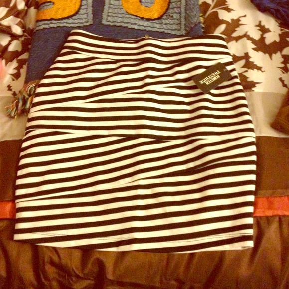 Forever 21 Dresses & Skirts - Striped mini skirt.Cute especially for curvy girls