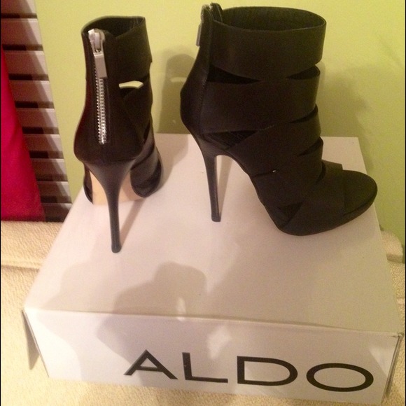 Awesome Aldo leather sandals!