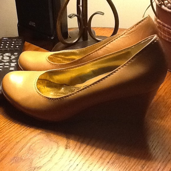 SOLD IN BUNDLE..Nude Kenneth Cole Reaction shoes - Picture 2 of 3