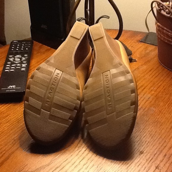 SOLD IN BUNDLE..Nude Kenneth Cole Reaction shoes - Picture 3 of 3
