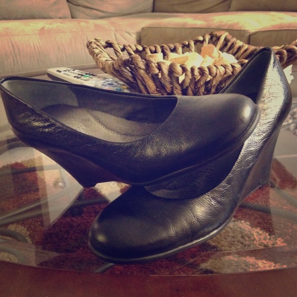 Aerosoles Black Leather Wedges
