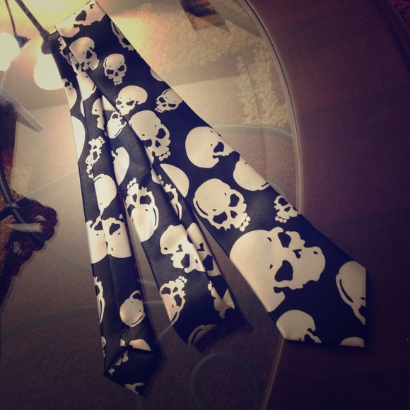 Silky Black/White Skulls Tie
