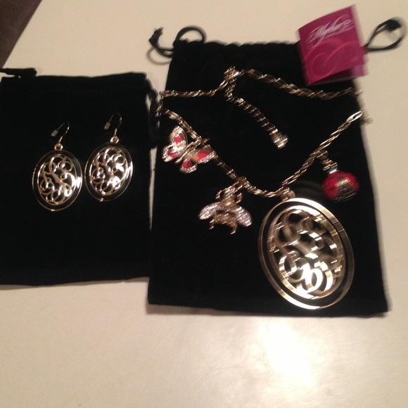 Designer Myrka Matching earrings & necklace set