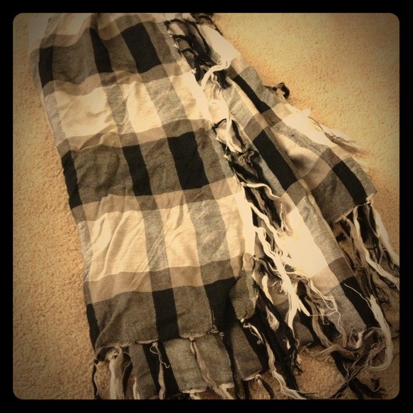 ✂REDUCED✂ Black/Grey/White Fringed Square Scarf
