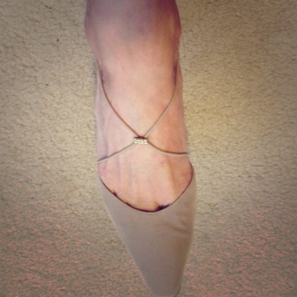 Nude women's pump.