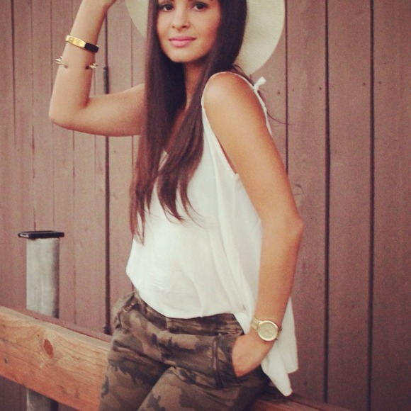 White flowy tank SOLD to @fabicase