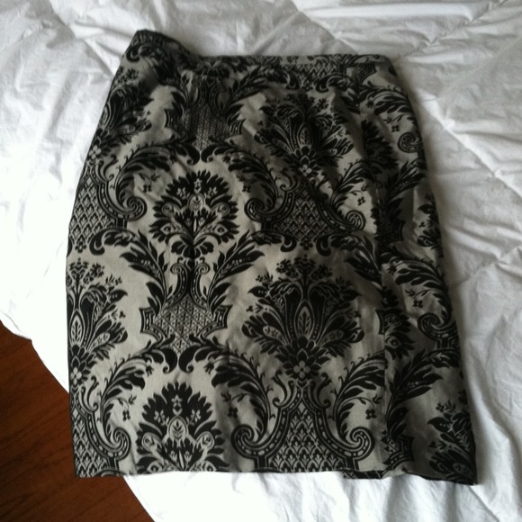 ⛔SOLD⛔Loft black and gray skirt size 10